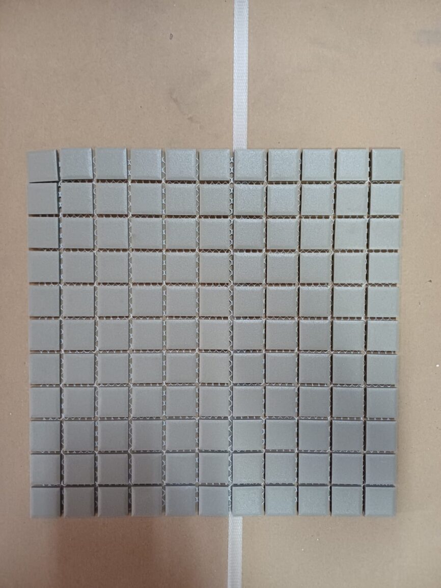Mosaico su rete grigio opaco 30×30 cm